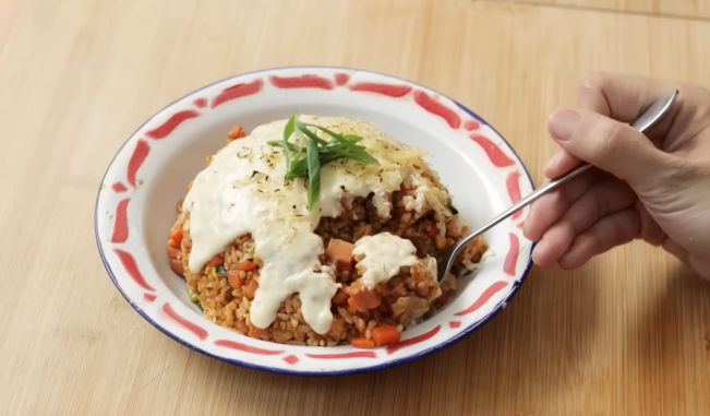 Nasi goreng saus keju. (YouTube)